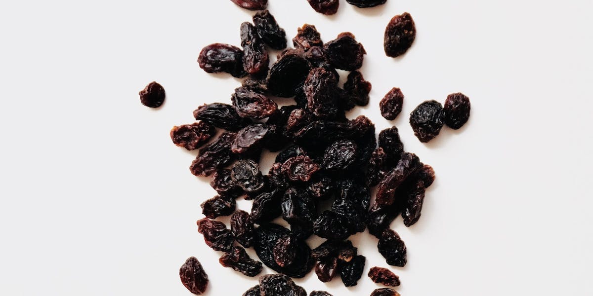 a pile of raisins 