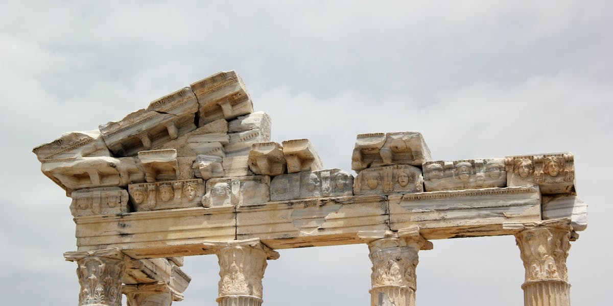 greek columns 