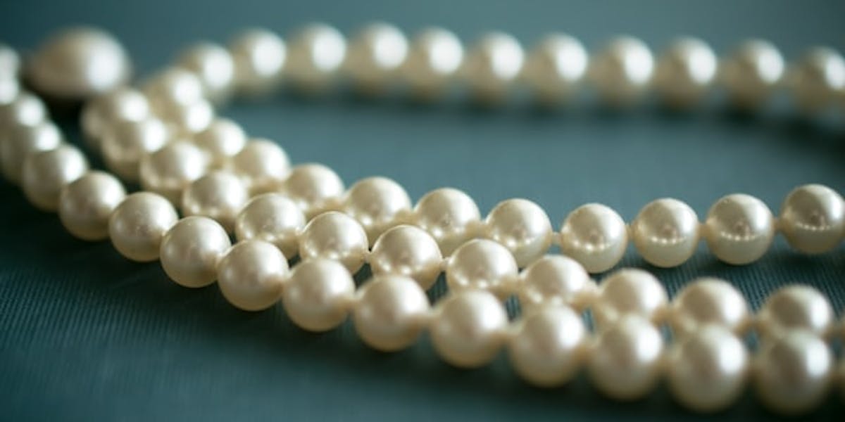 a close up of a string of pearls
