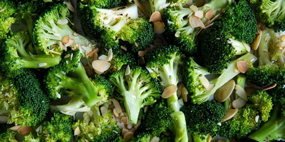 Broccoli and flaked almonds 